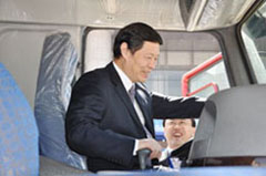 中國住建司陳司長興致勃勃的登上凈水車